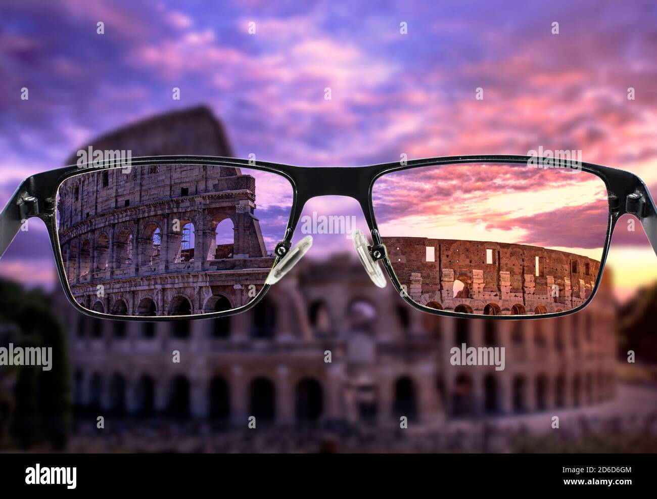 Image focalisée du Colisée de Rome au coucher du soleil sur un ciel nuageux violet dans un cadre de lunettes. Concept de meilleure vision. Banque D'Images