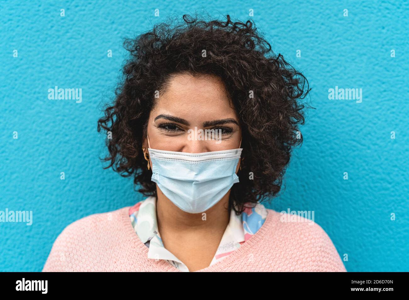 Femme portant un masque chirurgical de visage pour prévenir et arrêter corona propagation du virus Banque D'Images
