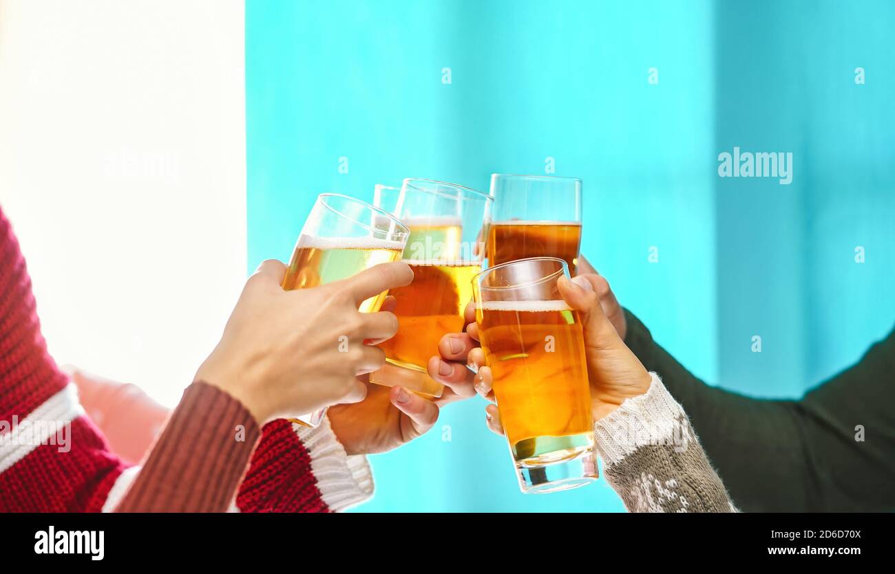 Des amis heureux faisant des toasts de fête en hiver les vacances de Noël - Les jeunes boivent de la bière en Noël Banque D'Images