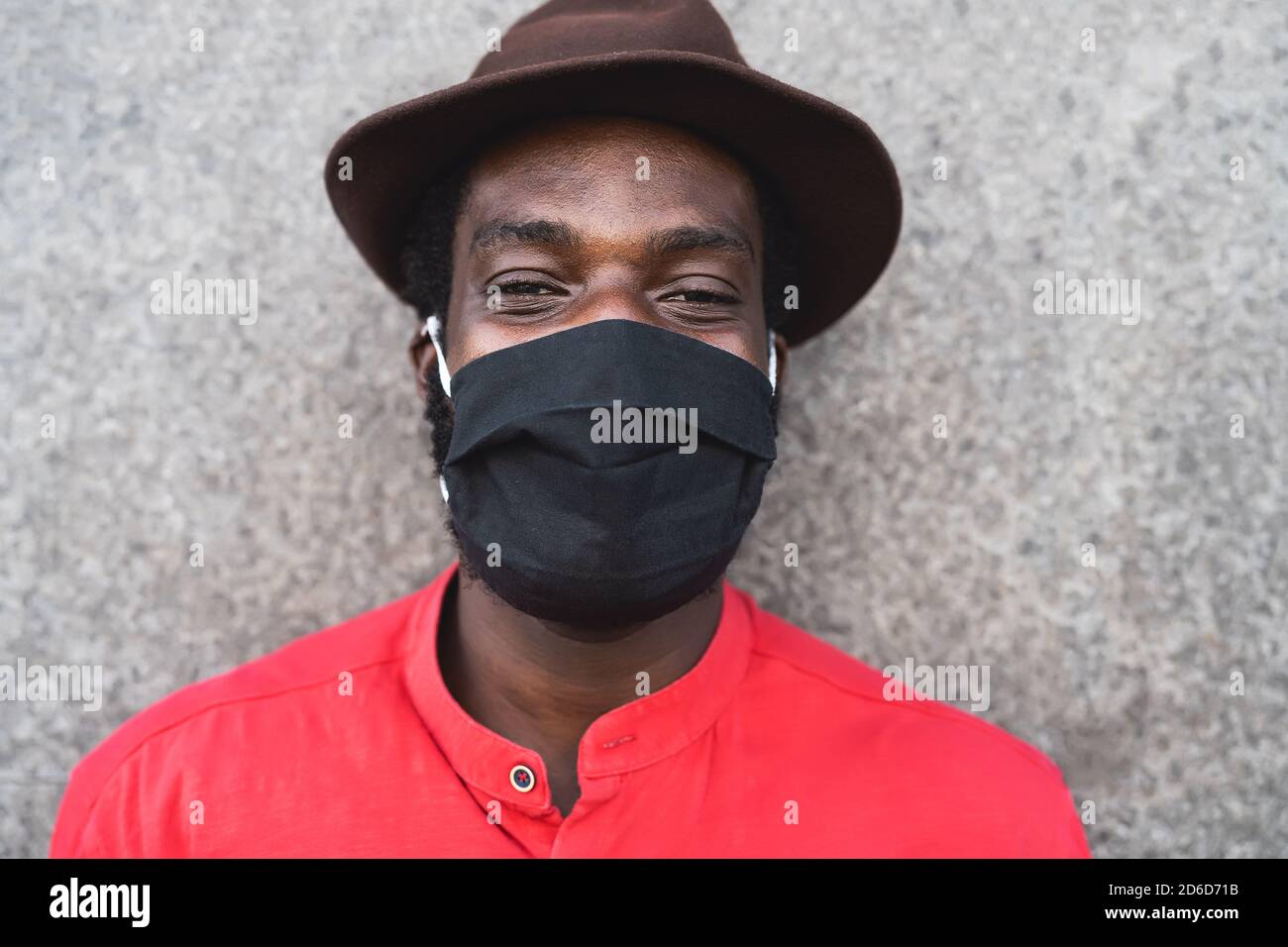 Homme de mode africain portant le masque noir de visage pour éviter corona propagation du virus Banque D'Images