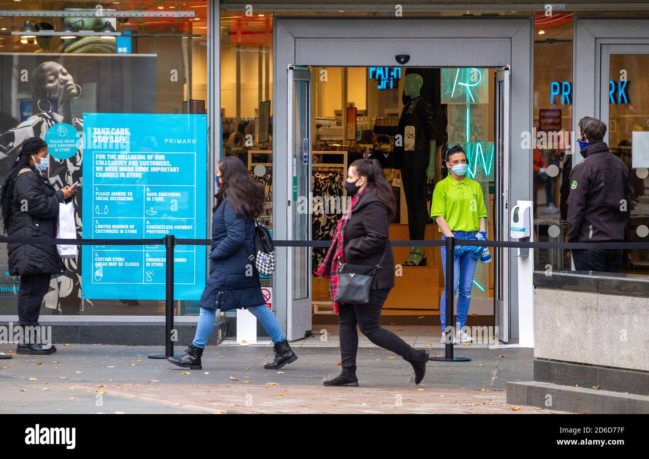 Dundee, Tayside, Écosse, Royaume-Uni. 16 octobre 2020. Météo au Royaume-Uni : couvert et assez froid dans le nord-est de l'Écosse, températures maximales de 10°C. Un membre du personnel de la boutique de mode Primark et un agent de sécurité se tenant devant l'entrée principale de la zone de file d'attente dans le centre-ville de Dundee aujourd'hui pendant les restrictions de confinement de Covid-19. Crédit : Dundee Photographics/Alamy Live News Banque D'Images