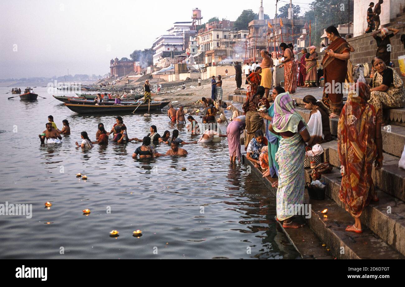 27.04.2010, Varanasi, Uttar Pradesh, Inde - des pèlerins fidèles se baignent et prient dans un ghat sur la rive du Saint Gange. Varanasi (Benares) est un de t Banque D'Images