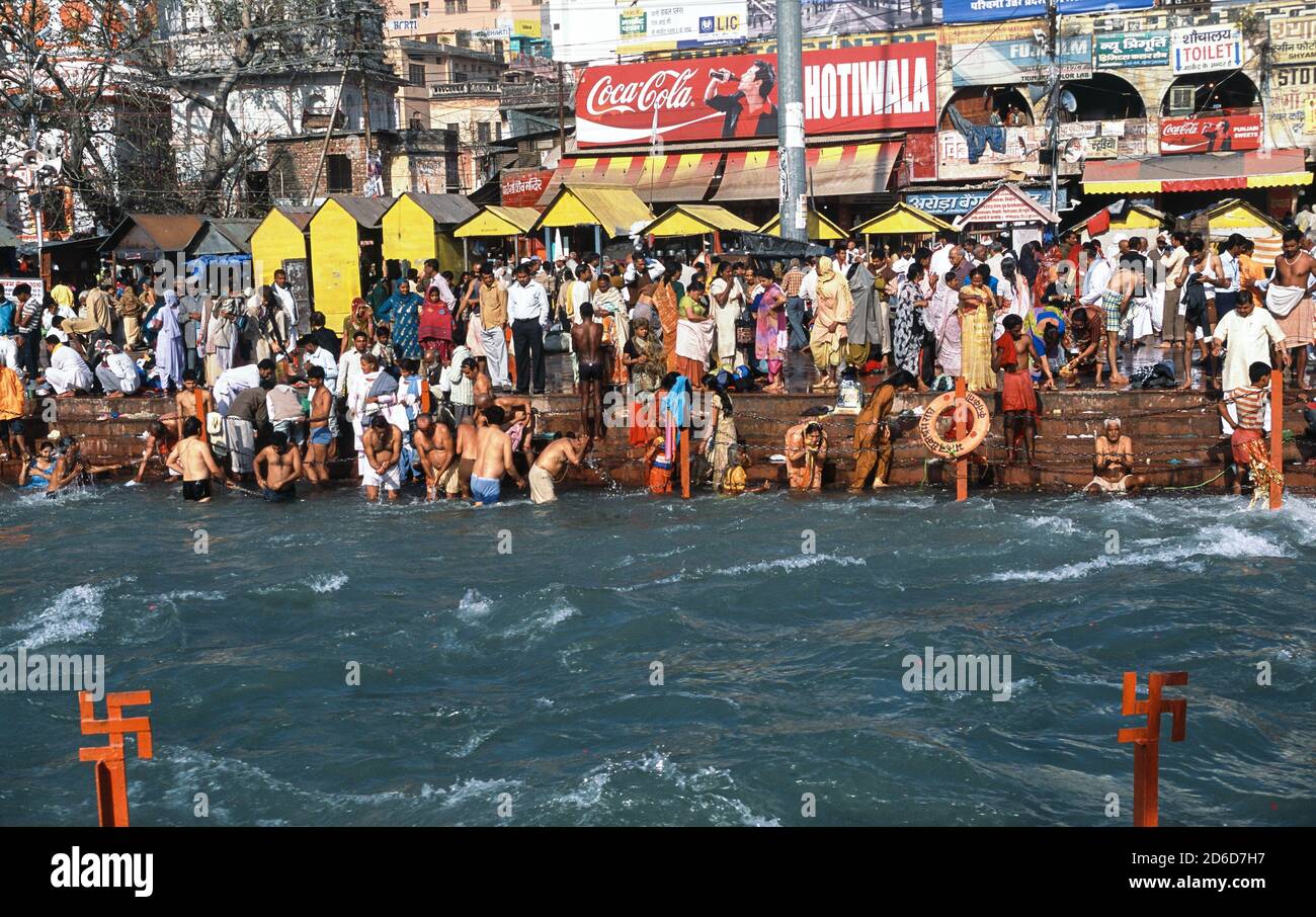27.04.2010, Haridwar, Uttarakhand, Inde - pendant le festival hindou Kumbh Mela, des foules de pèlerins de fidèles hindous se baignent et prient à Har ki Pauri Banque D'Images