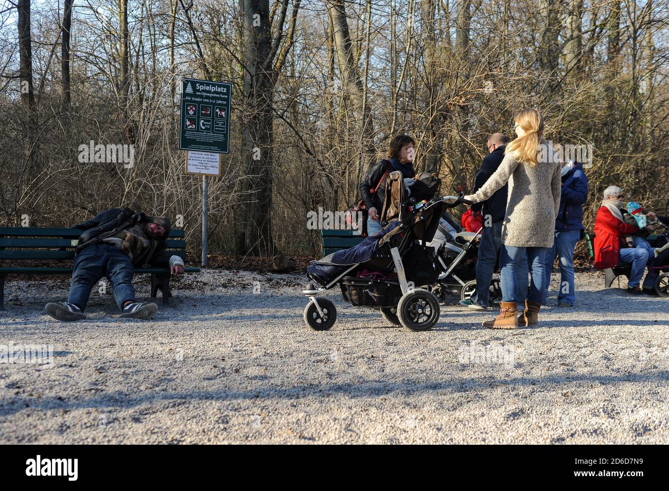 20.03.2015, Munich, Bavière, Allemagne - parents et leurs enfants visitent une aire de jeux publique à la Tour chinoise dans le jardin anglais sur un spri ensoleillé Banque D'Images