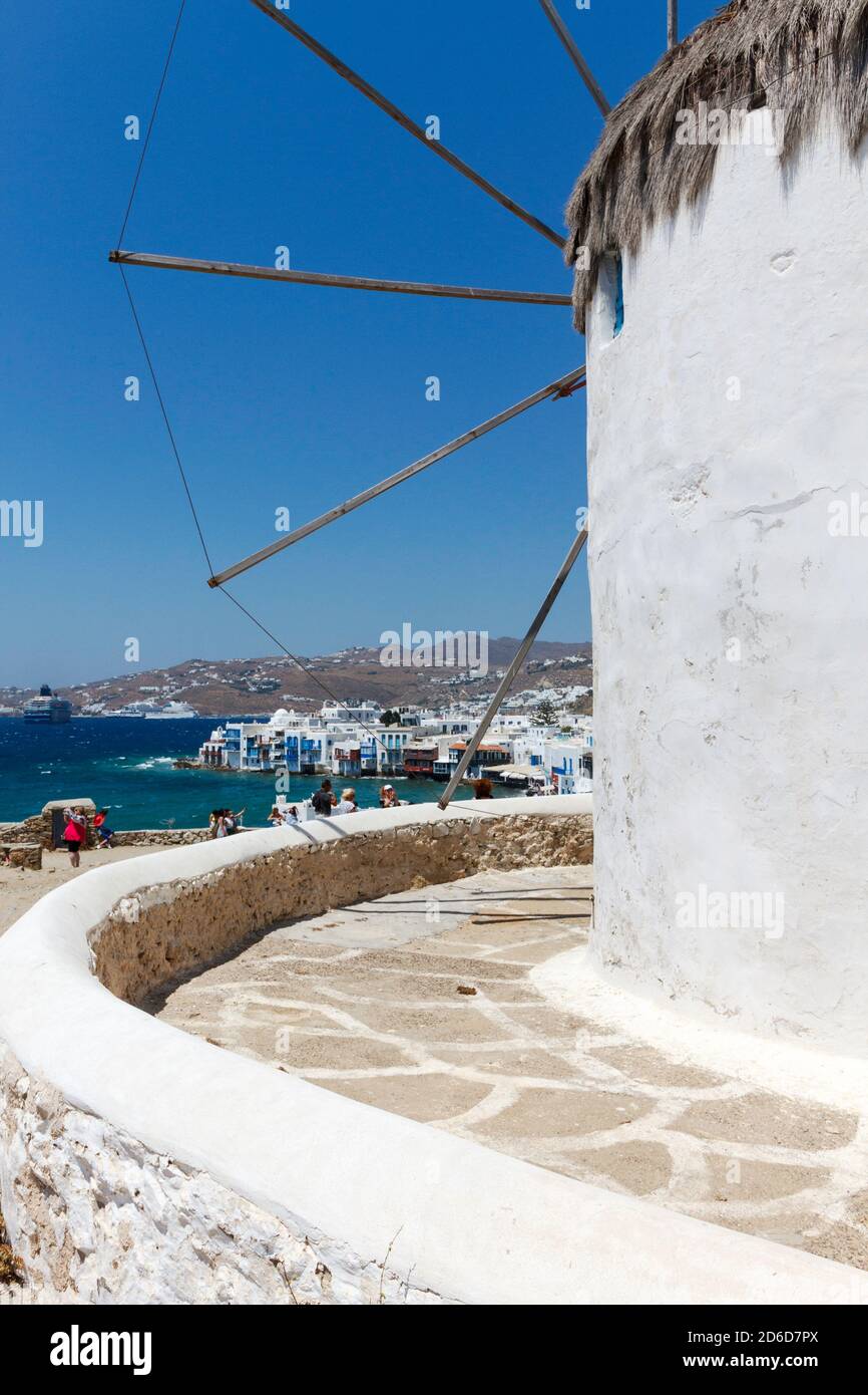 Ville de Mykonos, aux célèbres moulins à vent, dans le village de Chora, Mykonos, mer Egée, Grèce, Europe. Banque D'Images