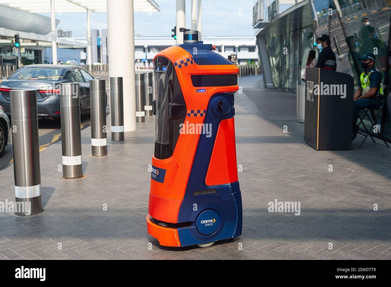28.08.2020, Singapour, , Singapour - un robot autonome de la police auxiliaire patrouille devant le nouveau terminal Jewel de l'aéroport Changi. Le hig Banque D'Images