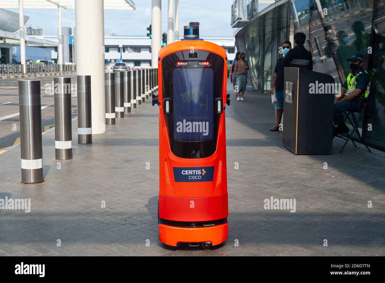 28.08.2020, Singapour, , Singapour - un robot autonome de la police auxiliaire patrouille devant le nouveau terminal Jewel de l'aéroport Changi. Le hig Banque D'Images