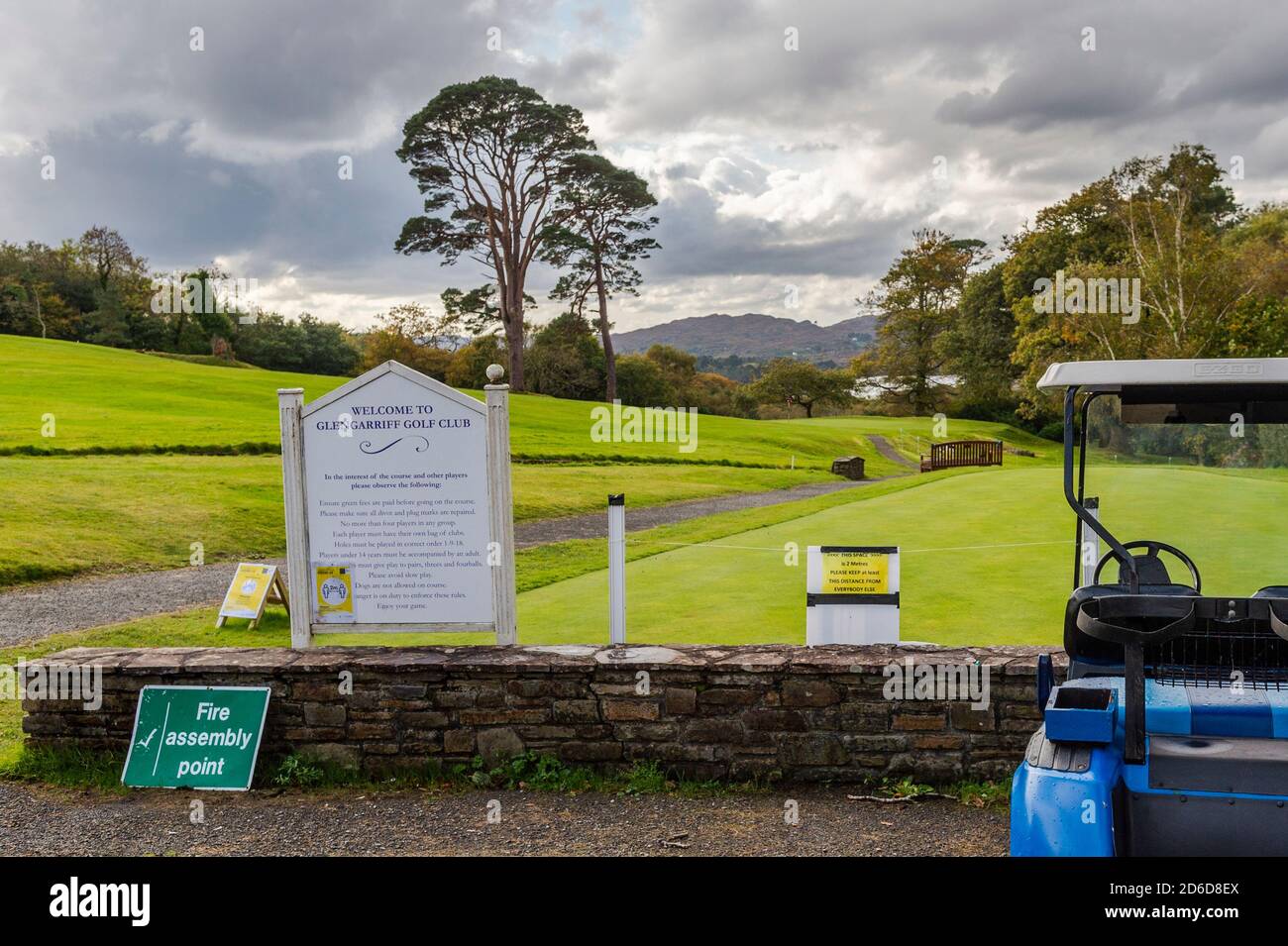 Glengarriff, West Cork, Irlande. 16 octobre 2020. Le NPHET a recommandé ce matin que tout le pays se verrouille au niveau 5 pendant six semaines. Une lettre suggérant cette décision a été envoyée hier soir au gouvernement au sujet de 1,205 nouveaux cas et de 3 décès. Le club de golf Glengarriff a aujourd'hui des panneaux COVID-19 autour de son parcours de 18 trous. Crédit : AG News/Alay Live News Banque D'Images