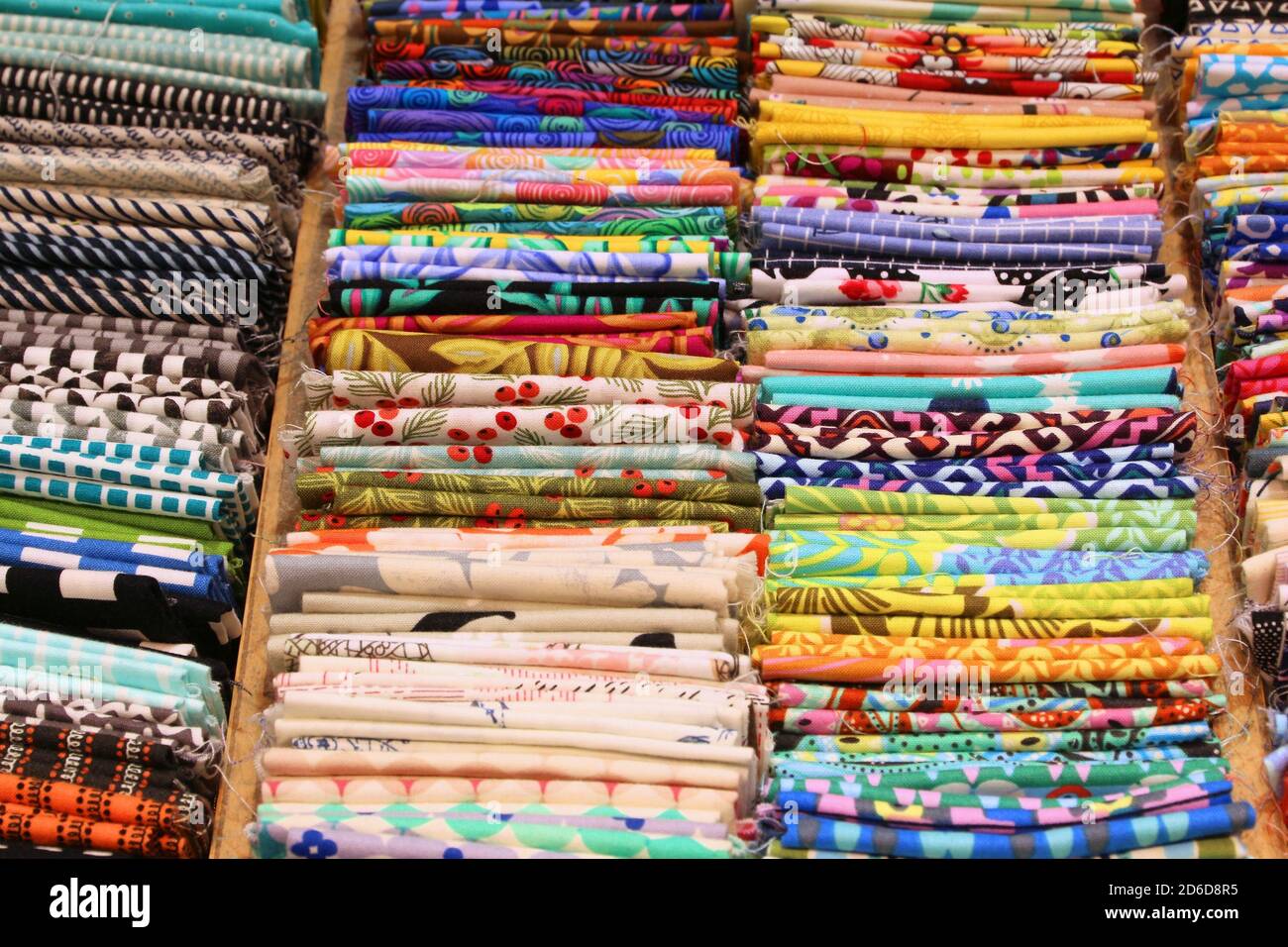 Serviettes japonaises tenugui dans un magasin de Kyoto. Les essuie-mains tenugui sont un petit souvenir typique ou un cadeau du Japon. Banque D'Images