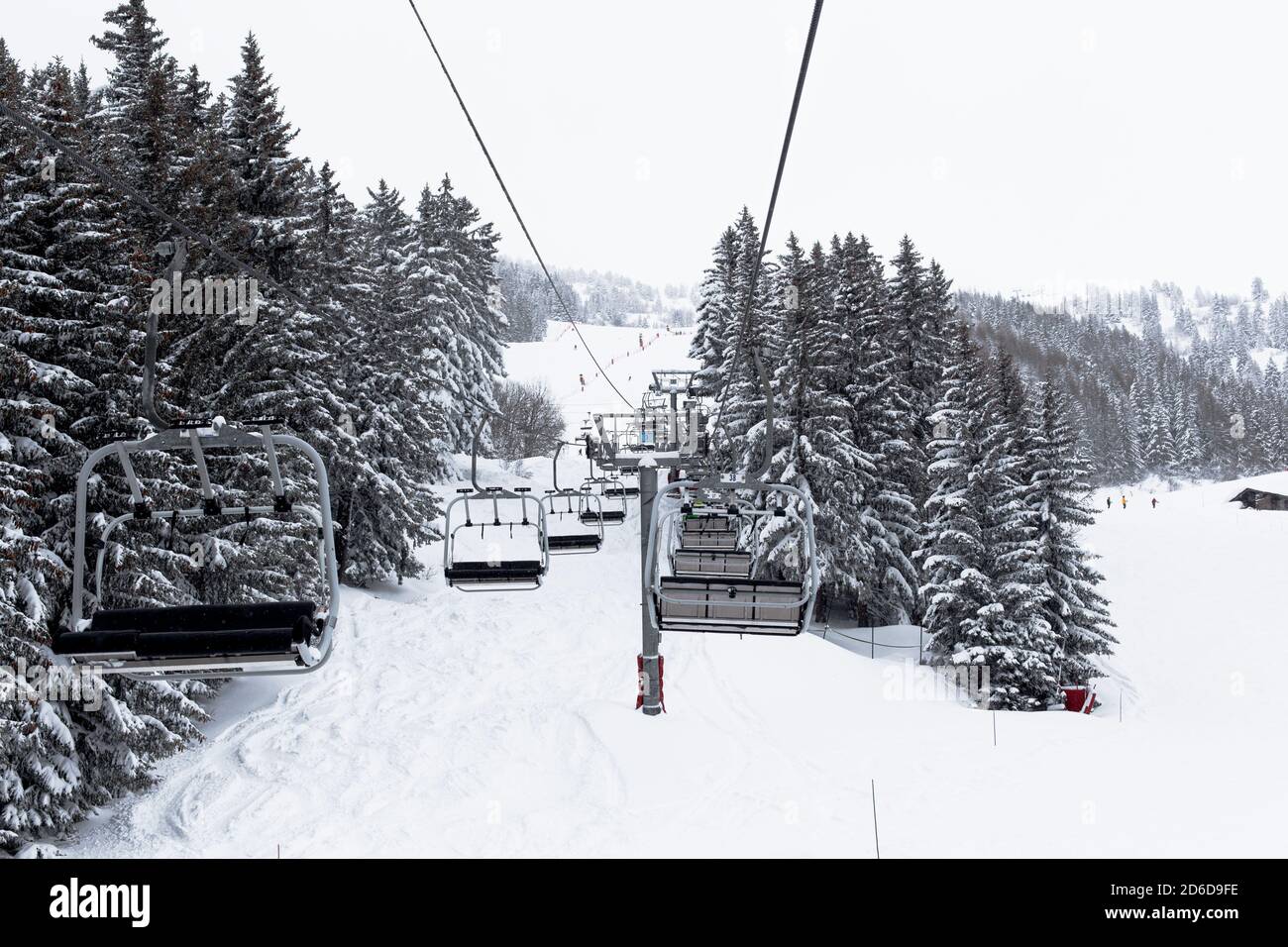 télésiège dans le centre de ski les arcs, paradiski sur les alpes françaises par une journée enneigée d'hiver Banque D'Images