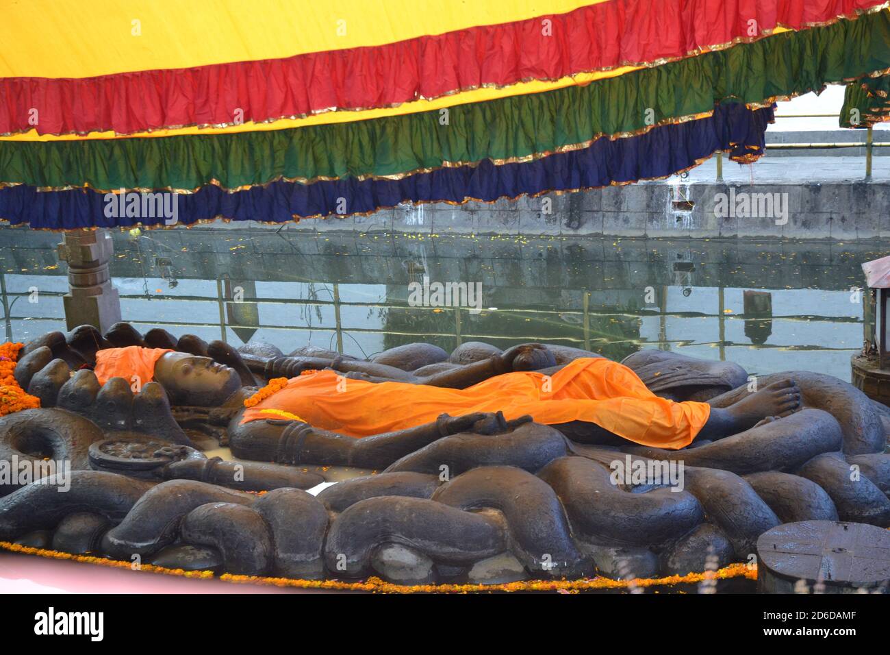'Temple Budhanilkantha' un célèbre temple hindou et ses locaux dans la vallée de Katmandou, au Népal. Banque D'Images
