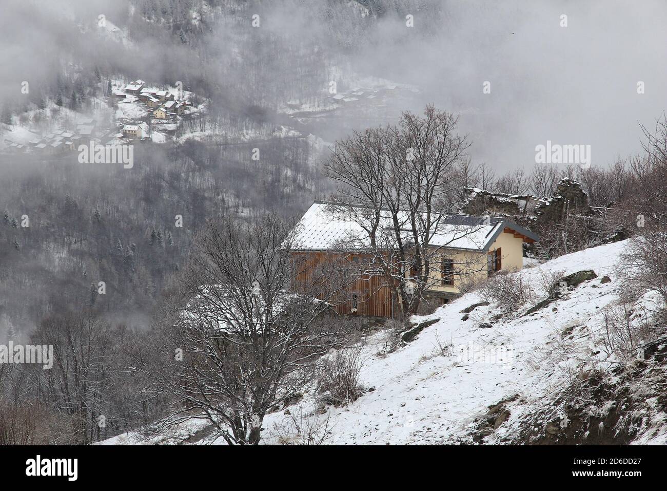 Village de brouillard et de neige Alpes de France. Valmeinier de région Rhône-Alpes. Banque D'Images