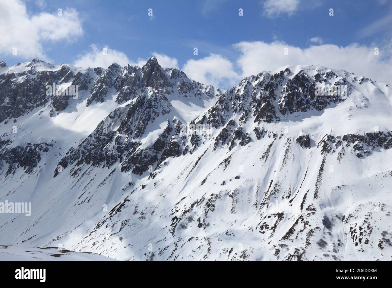 Alpes hiver neige - pics déchiquetés avec la neige. Valloire domaine. Banque D'Images