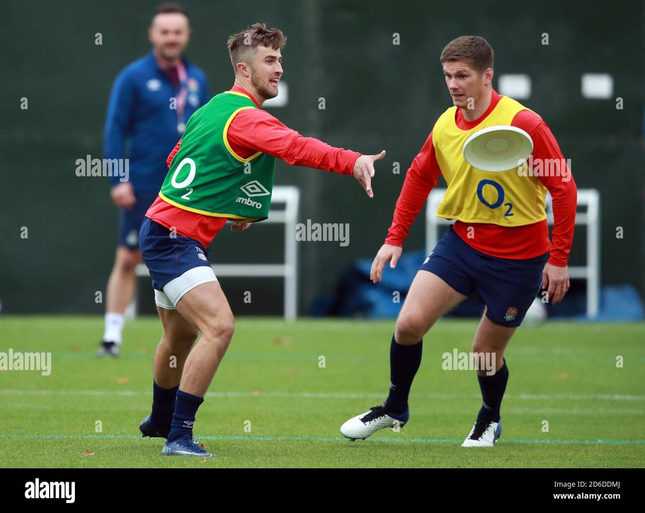 Tom de Glanville en Angleterre et Owen Farrell (à droite) pendant une séance de formation à l'hôtel Lensbury, Teddington. Banque D'Images