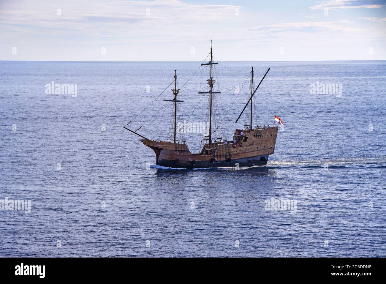 Dubrovnik, Croatie - 02. Septembre 2020: Karaka, réplique touristique du bateau médiéval en bois, naviguant jusqu'au vieux port de Dubrovnik, Croatie, Europe. Banque D'Images