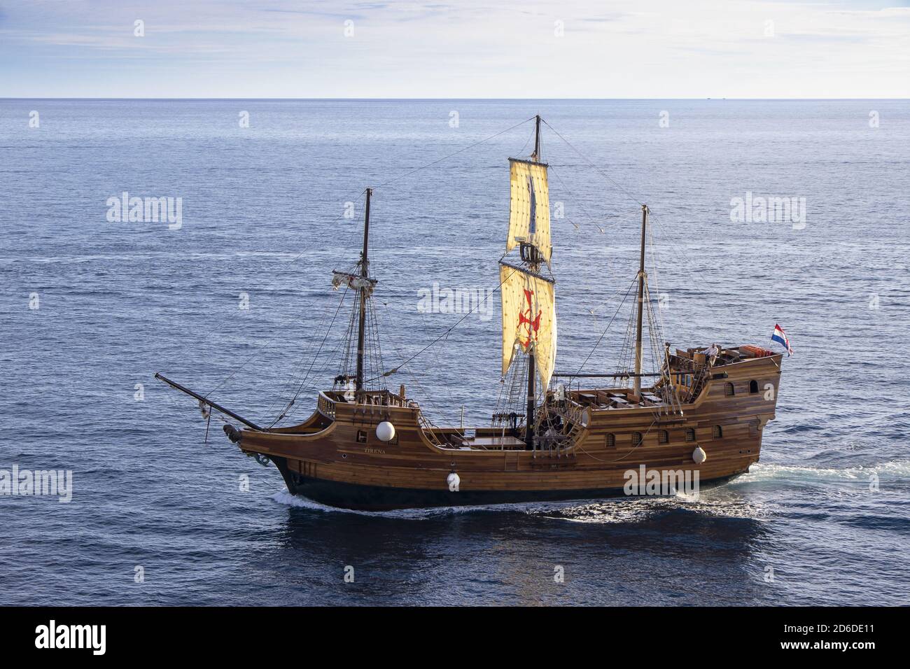 Dubrovnik, Croatie - 02. Septembre 2020 : Tirena, réplique touristique d'un bateau médiéval en bois, naviguant jusqu'au vieux port de Dubrovnik, Croatie, Europe. Banque D'Images