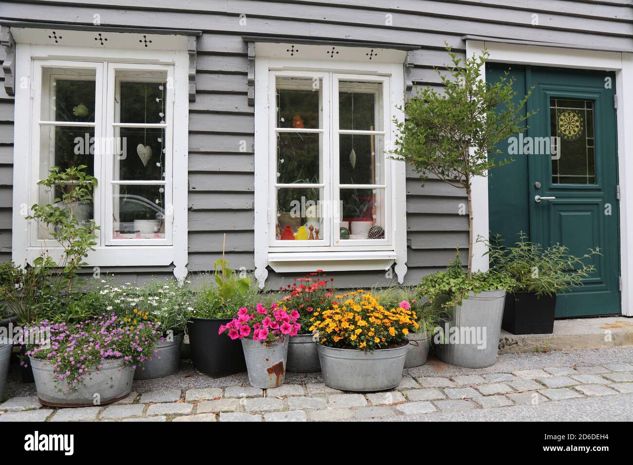 Alesund, Norvège. Vieille ville maison jardin de seau. Banque D'Images