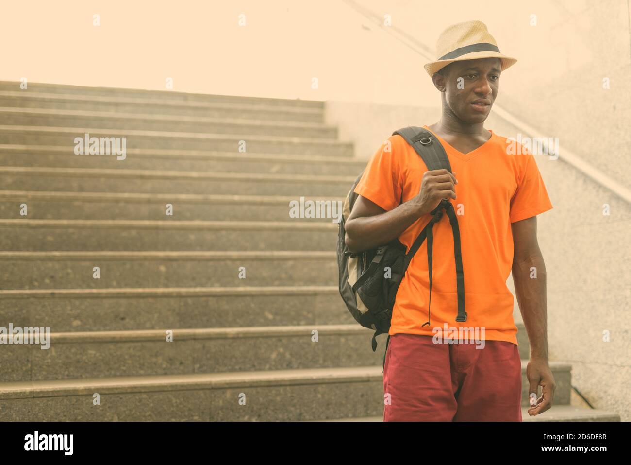 Les jeunes de l'Afrique de l'homme noir de penser tout en descendant sur l'escalier menant vers le métro gare de Bangkok Thaïlande Banque D'Images