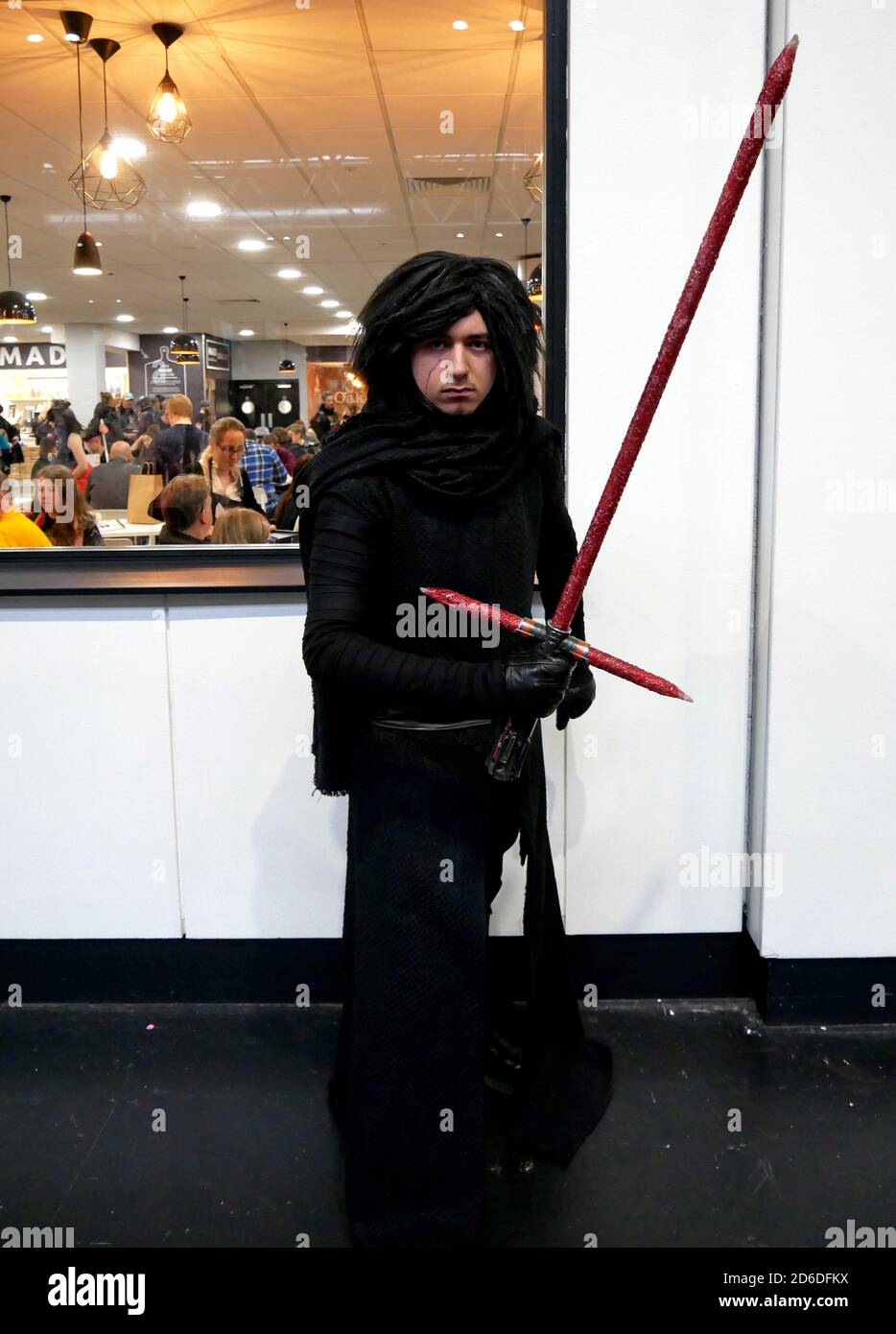 Un cosplayer habillé comme Kylo Ren de Star Wars pendant La CMCM Comic con a eu lieu au NEC Birmingham Banque D'Images
