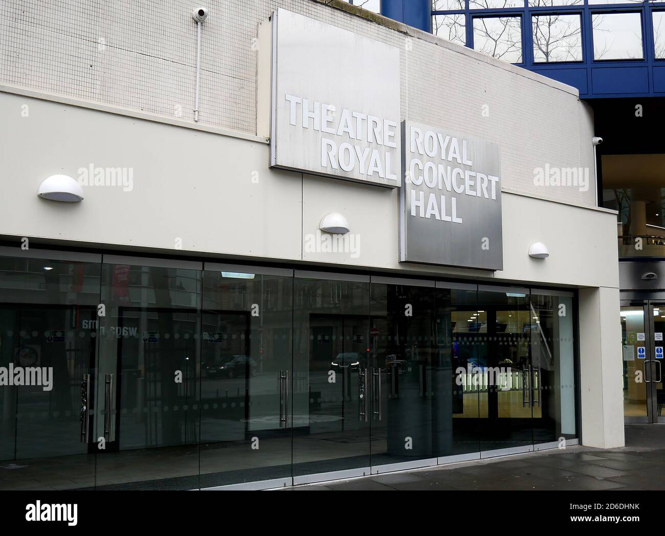 Vue générale d'un Nottingham Theatre Royal et Royal concert Hall fermés comme des entreprises proches en raison de l'épidémie de coronavirus. Banque D'Images