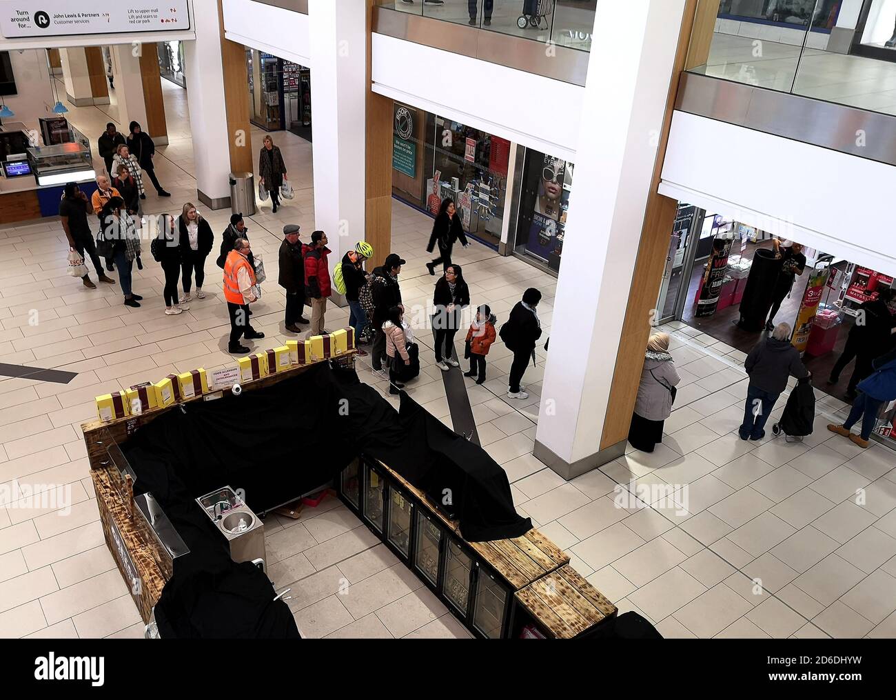 Les clients attendent l'ouverture de Supermed dans le centre commercial Victoria de Nottingham alors que les gens réagissent à l'épidémie de coronavirus. Banque D'Images