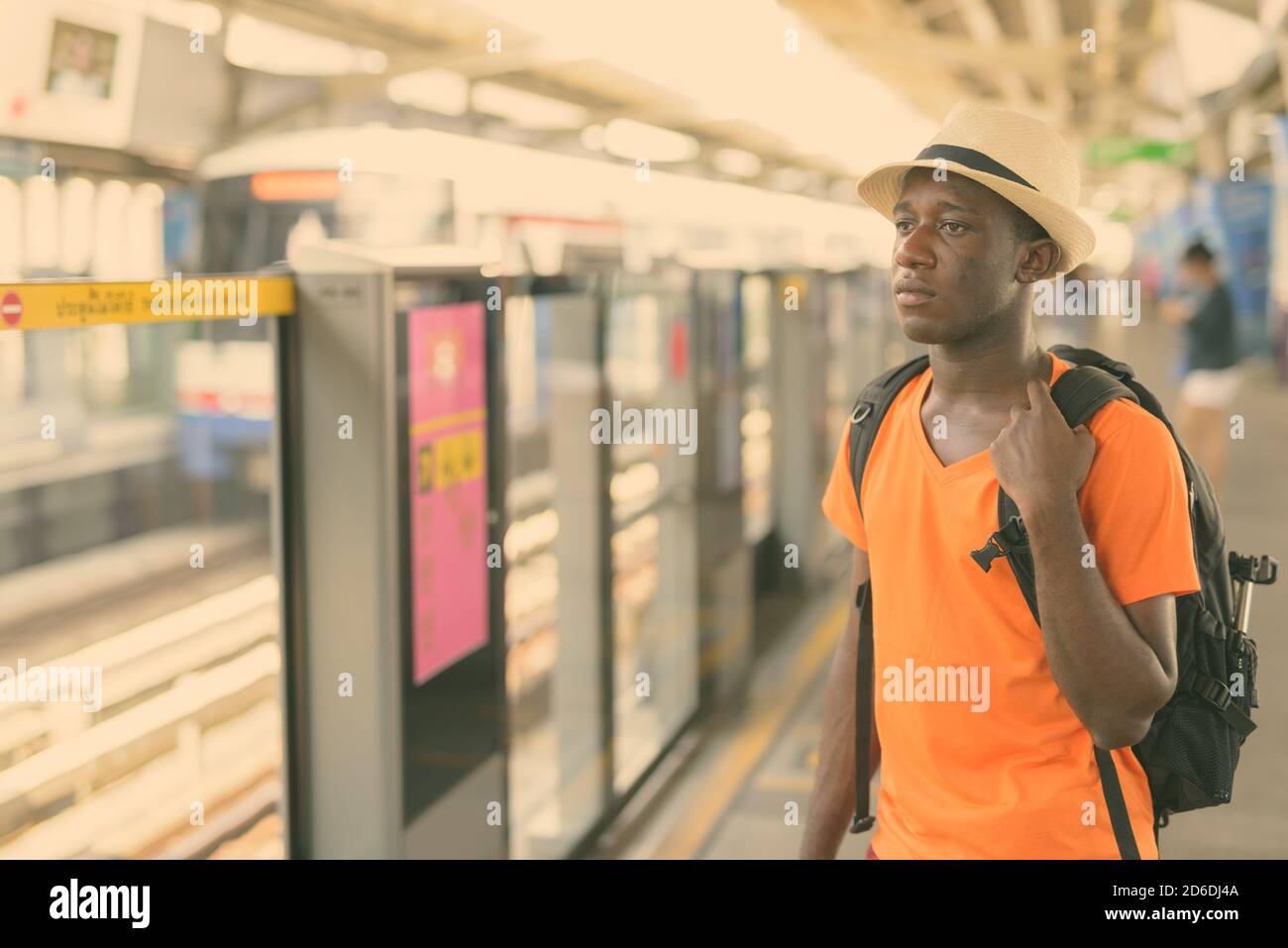 Les jeunes de l'Afrique de l'homme noir à la pensée de la station de BTS Sky Train Bangkok Thaïlande Banque D'Images