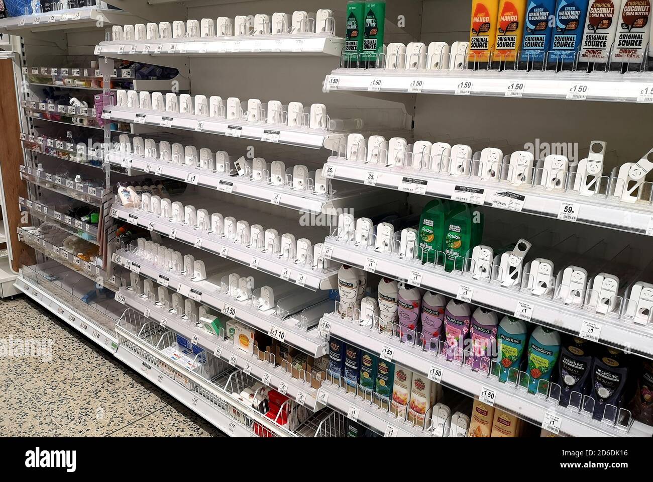 Des étagères vides dans Asda Hyson Green tandis que les gens réagissent à l'épidémie de coronavirus. Banque D'Images