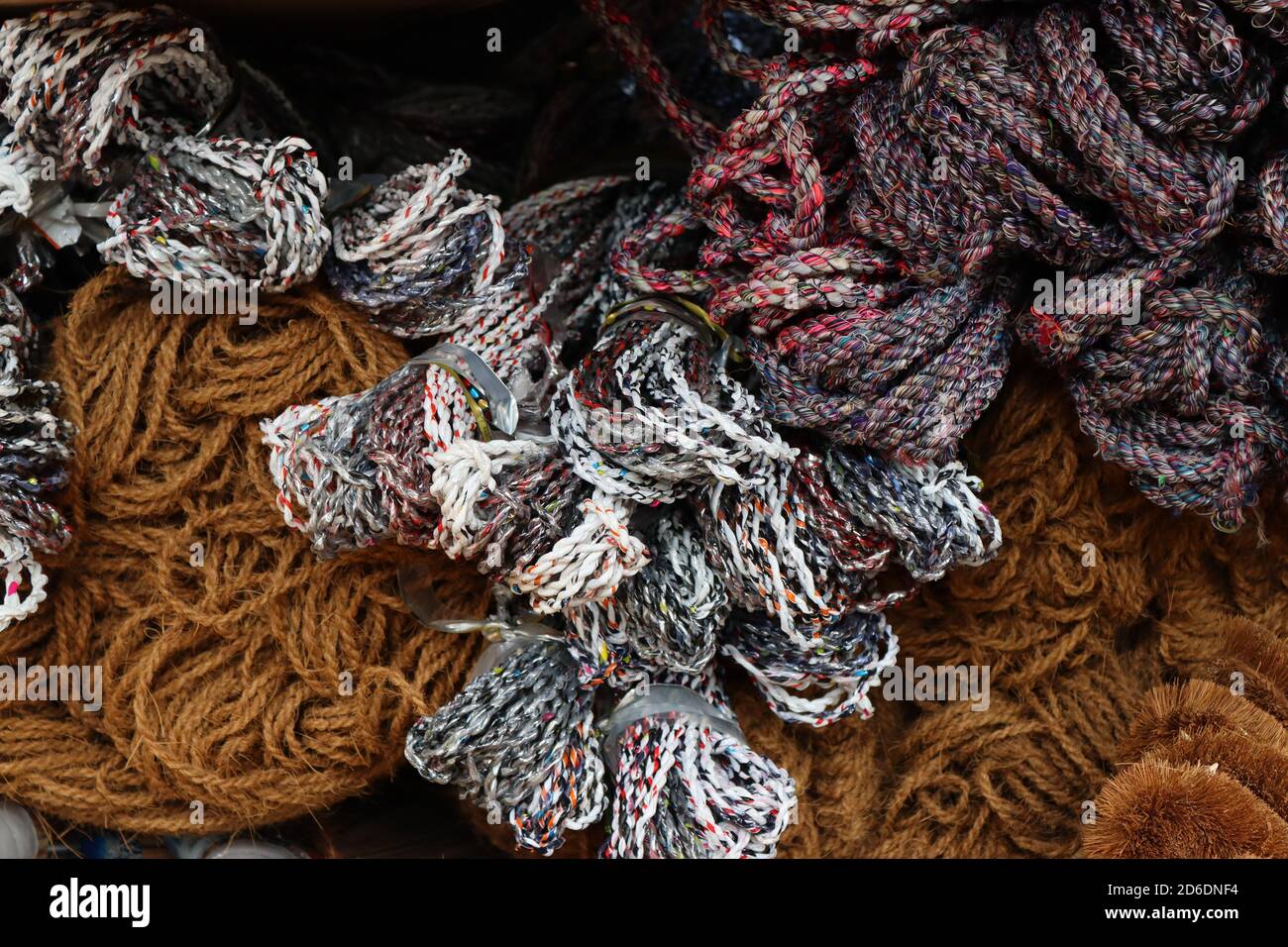 Cette industrie artisanale au Sri Lanka comprend des balais, des cordes, des brosses, des articles de nettoyage sanitaire et des cordes dures qui sont fabriqués en fibre de coco. Banque D'Images