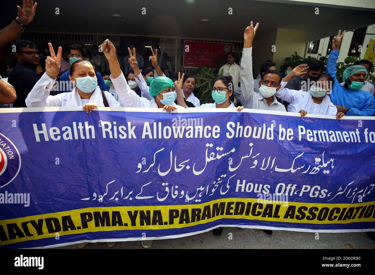 Des membres de l'Association du personnel paramédical tiennent une manifestation pour l'allocation permanente de risque sanitaire à l'hôpital Jinnah de Karachi le vendredi 16 octobre 2020. Banque D'Images