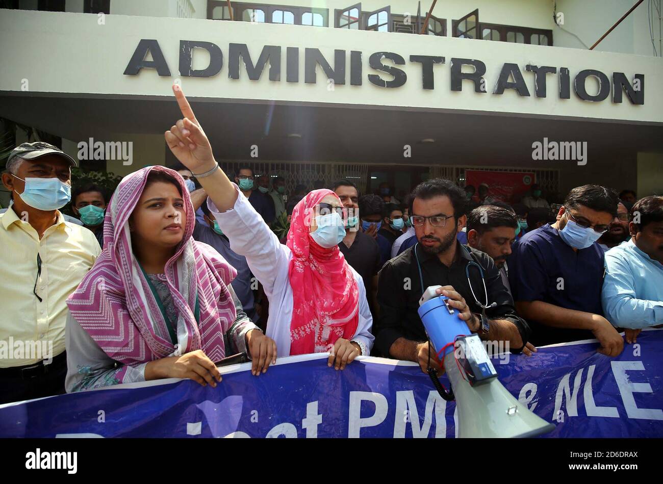 Des membres de l'Association du personnel paramédical tiennent une manifestation pour l'allocation permanente de risque sanitaire à l'hôpital Jinnah de Karachi le vendredi 16 octobre 2020. Banque D'Images