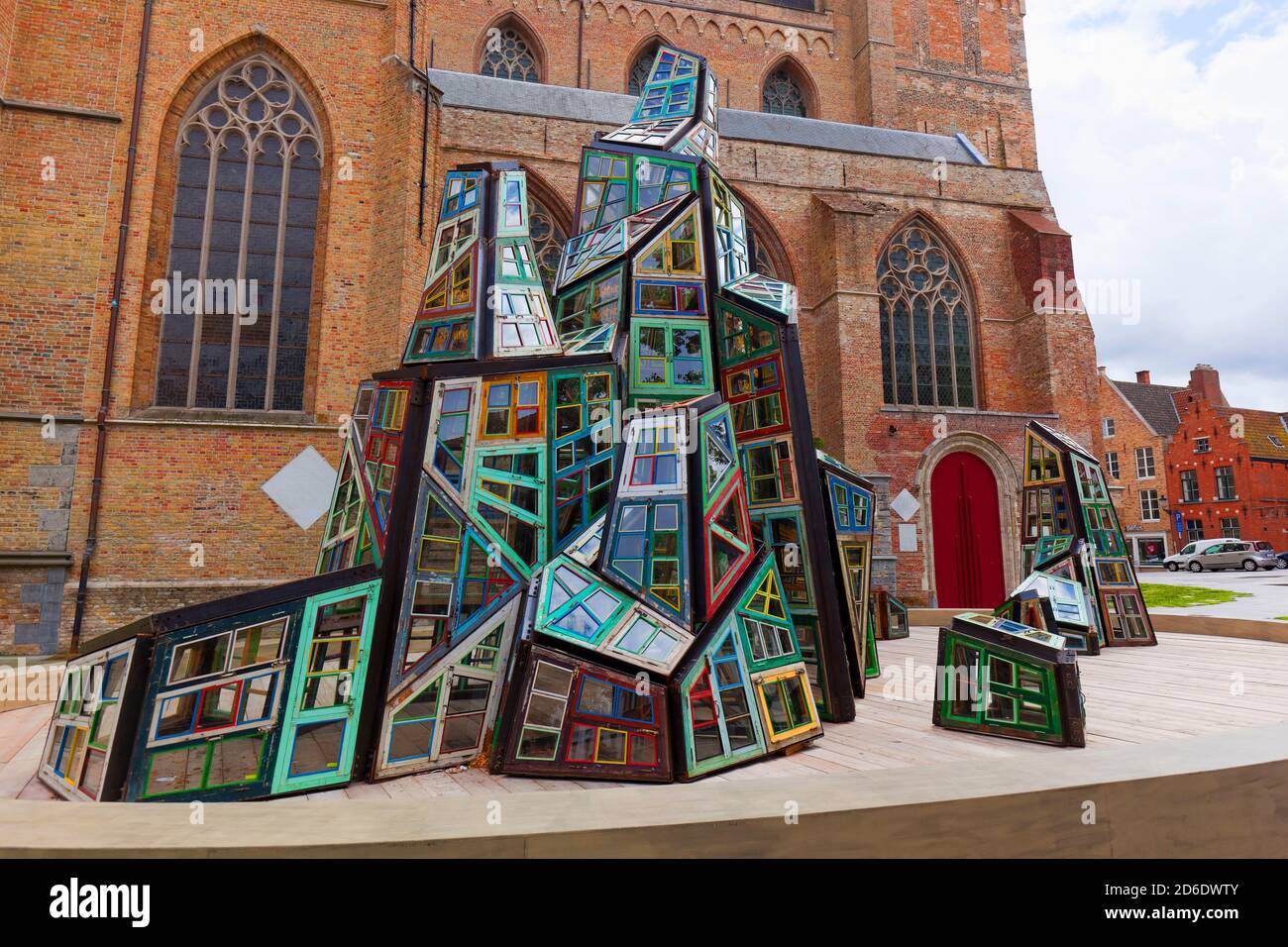 Installation de cadres de fenêtres colorés devant une église, Rouen, France Banque D'Images