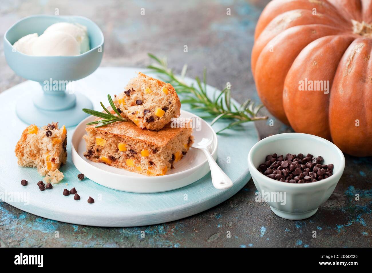 Gâteau de tranches de farine de manioc paleo fait maison avec des chips de citrouille et de chocolat, foyer sélectif Banque D'Images