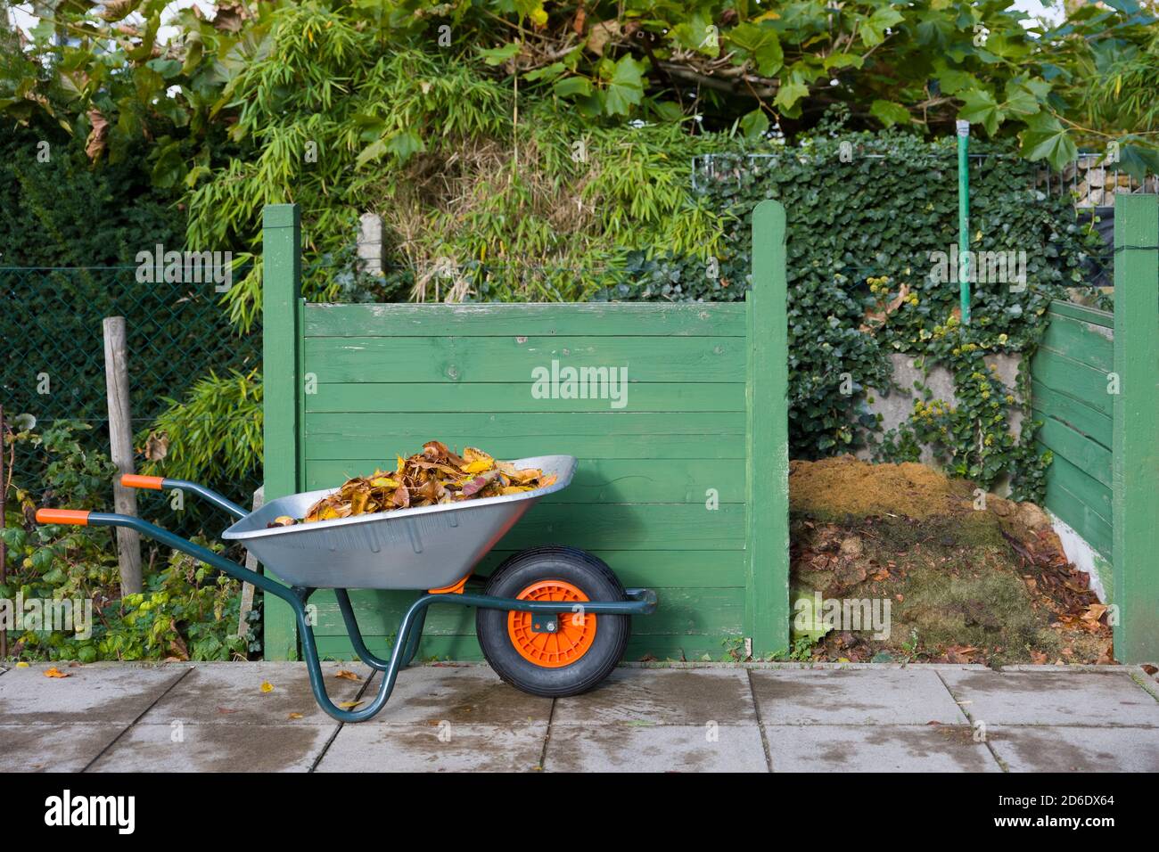 Brouette, déchets de jardin, boîte de compost Banque D'Images