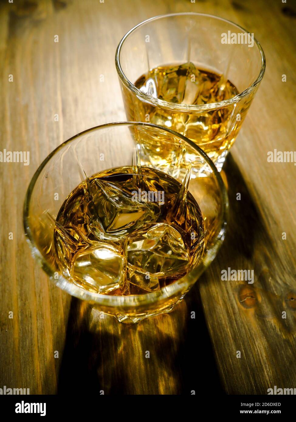 Deux verres de whisky sur les rochers sur un bois tableau Banque D'Images