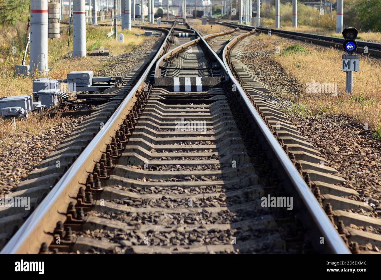 Rails de chemin de fer s'étendant sur la distance. La fin du chemin de fer transsibérien à Vladivostok. Banque D'Images