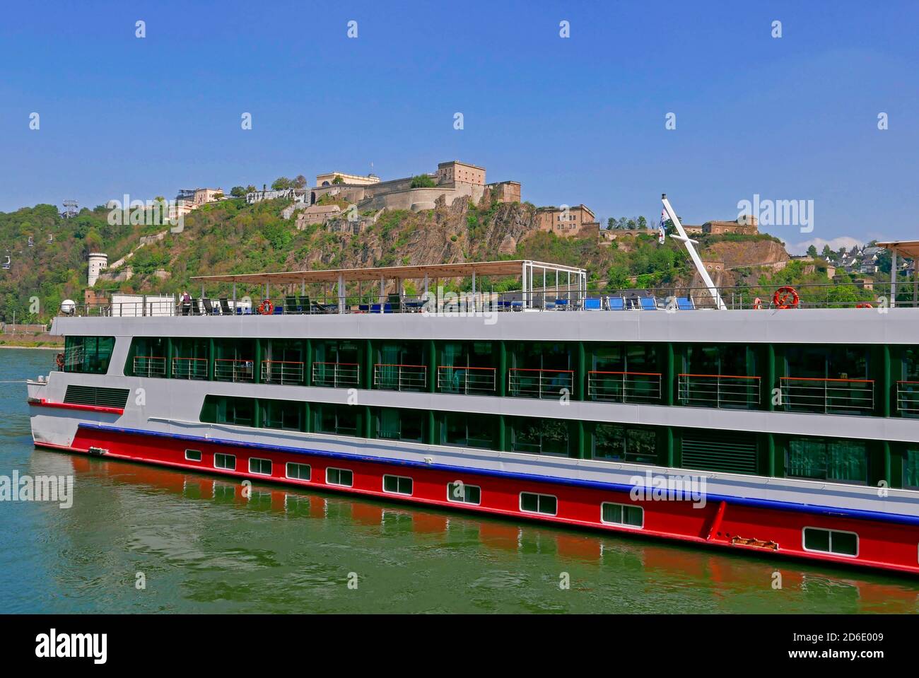 Navires à passagers sur Konrad-Adenauer-Ufer, Rhin et forteresse d'Ehrenbreitstein, Koblenz, Rhénanie-Palatinat, Allemagne Banque D'Images