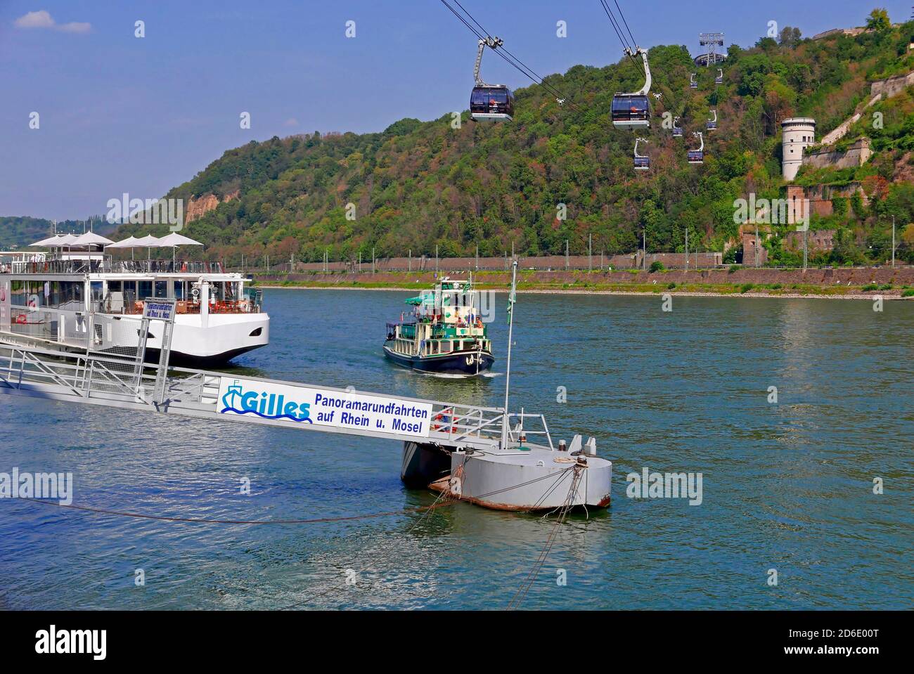 Navires à passagers sur Konrad-Adenauer-Ufer, Rhin et forteresse d'Ehrenbreitstein, Koblenz, Rhénanie-Palatinat, Allemagne Banque D'Images