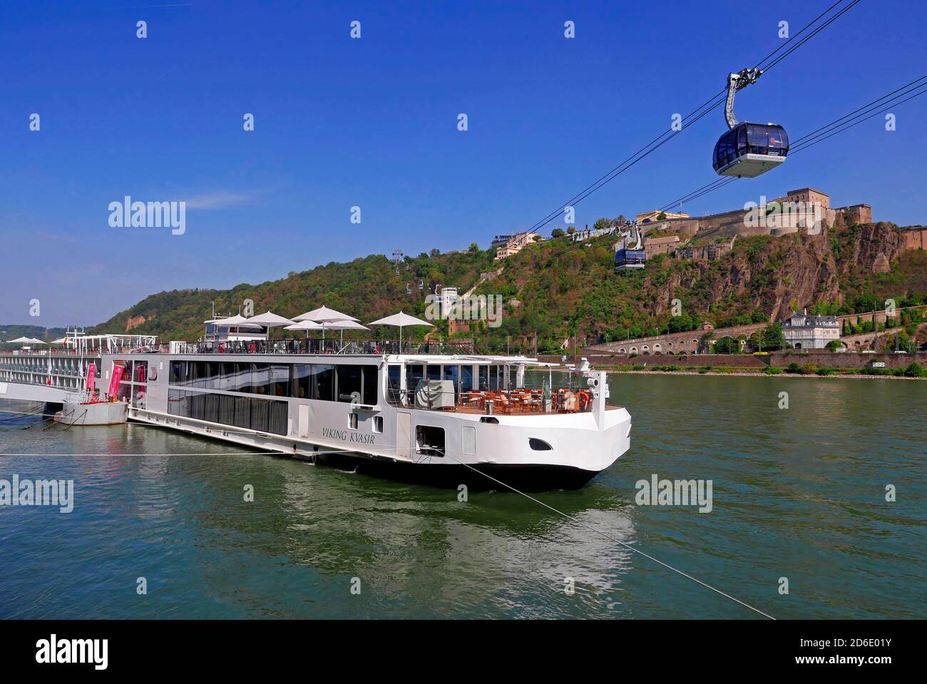 Navires à passagers sur Konrad-Adenauer-Ufer, Rhin et forteresse d'Ehrenbreitstein, Koblenz, Rhénanie-Palatinat, Allemagne Banque D'Images