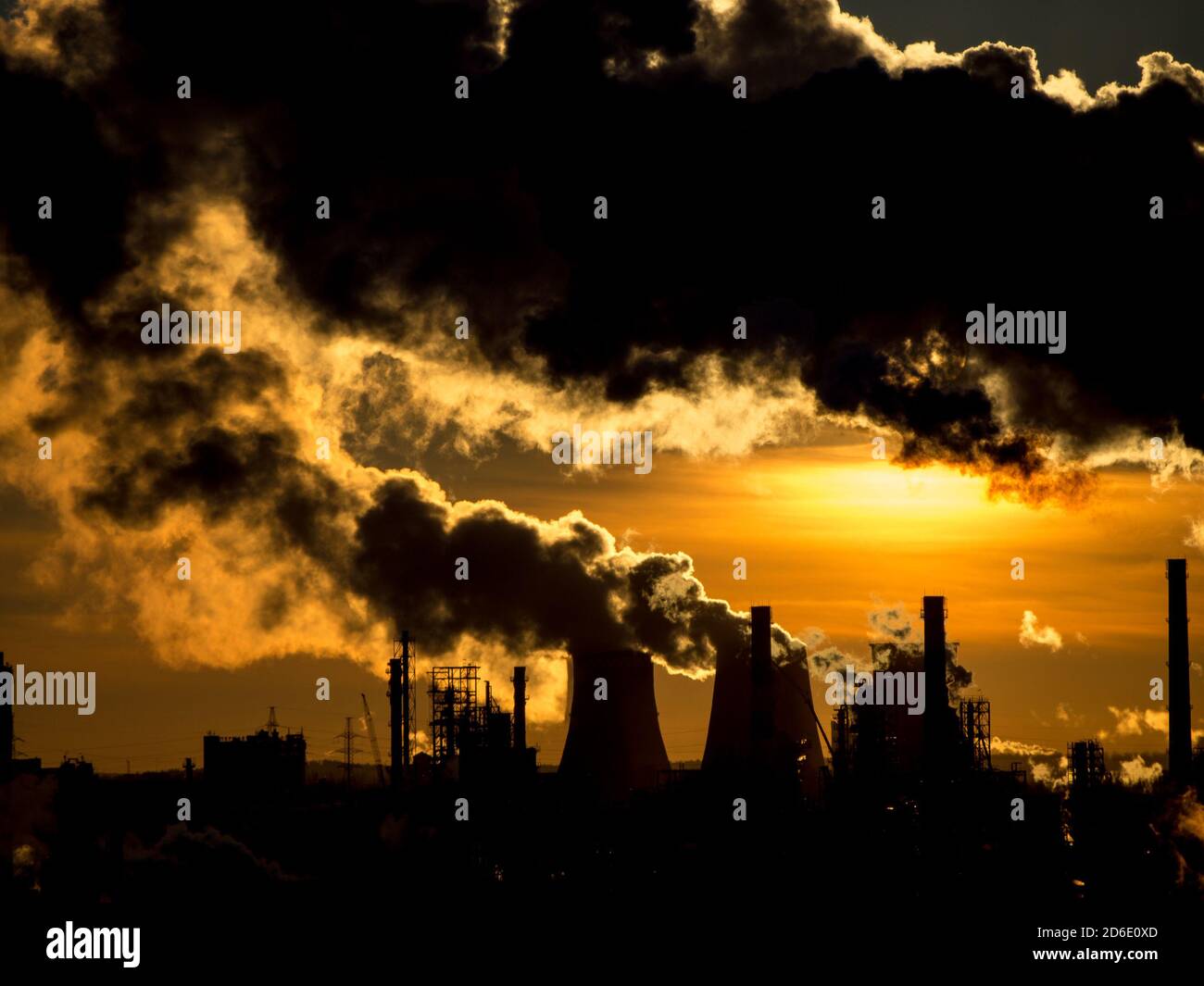 Contamination de l'environnement par une forte fumée provenant d'une usine industrielle Banque D'Images