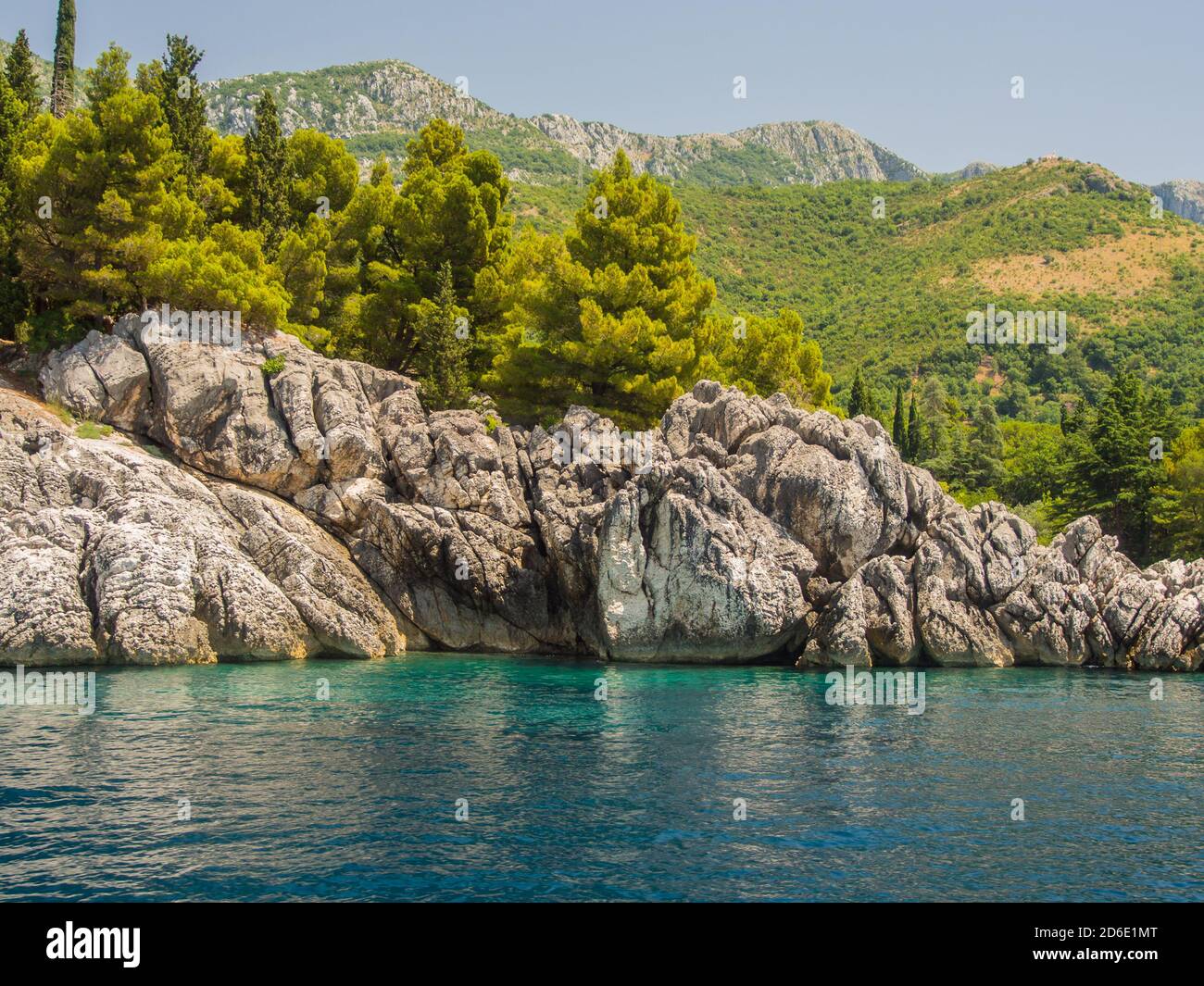 Côte rocheuse et mer bleu clair d'Adriatics au Monténégro Banque D'Images