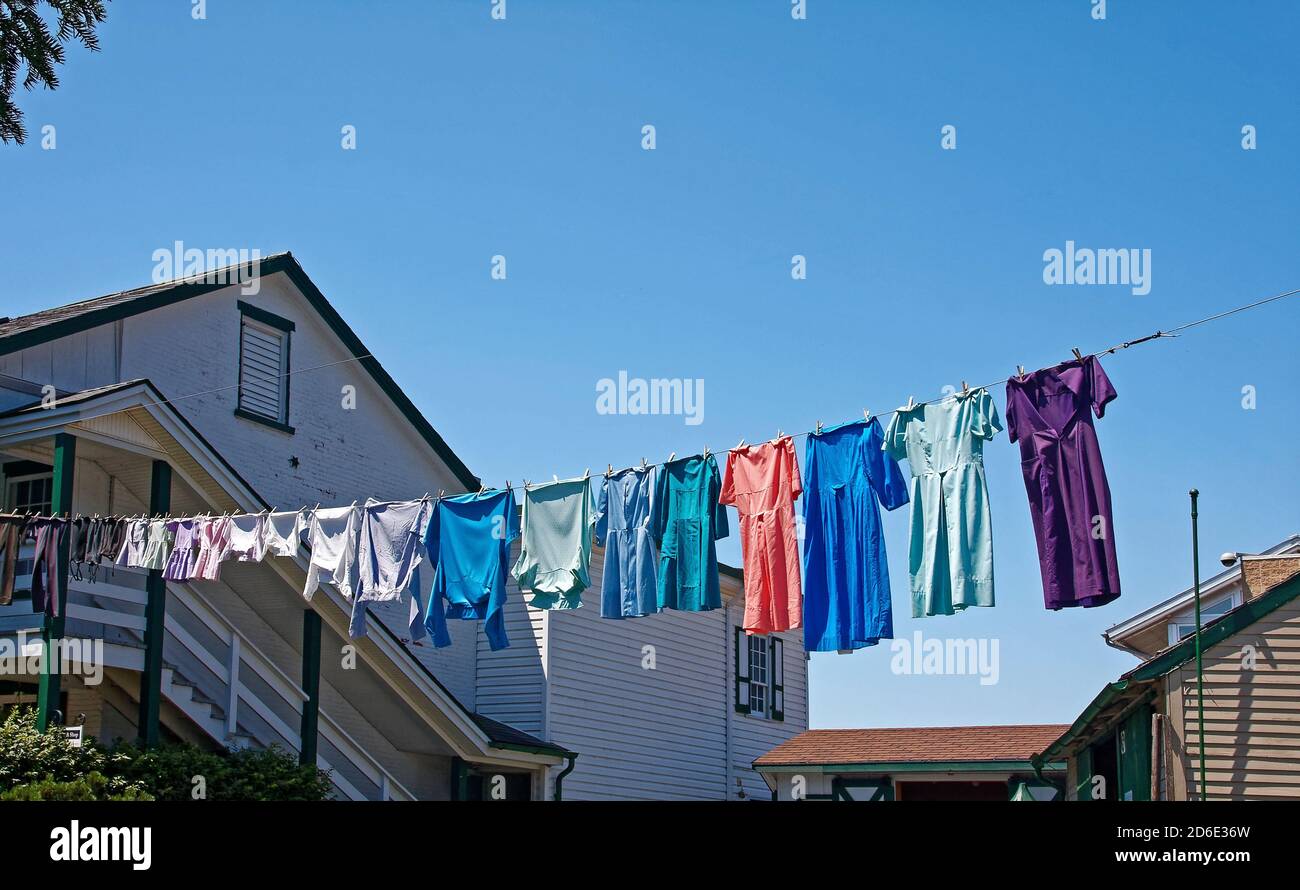 Vêtements amish, suspendus en ligne, séchage, blanchisserie, robes, chemises,  pantalons, style de vie Uni, Pennsylvanie; Lancaster; PA Photo Stock - Alamy
