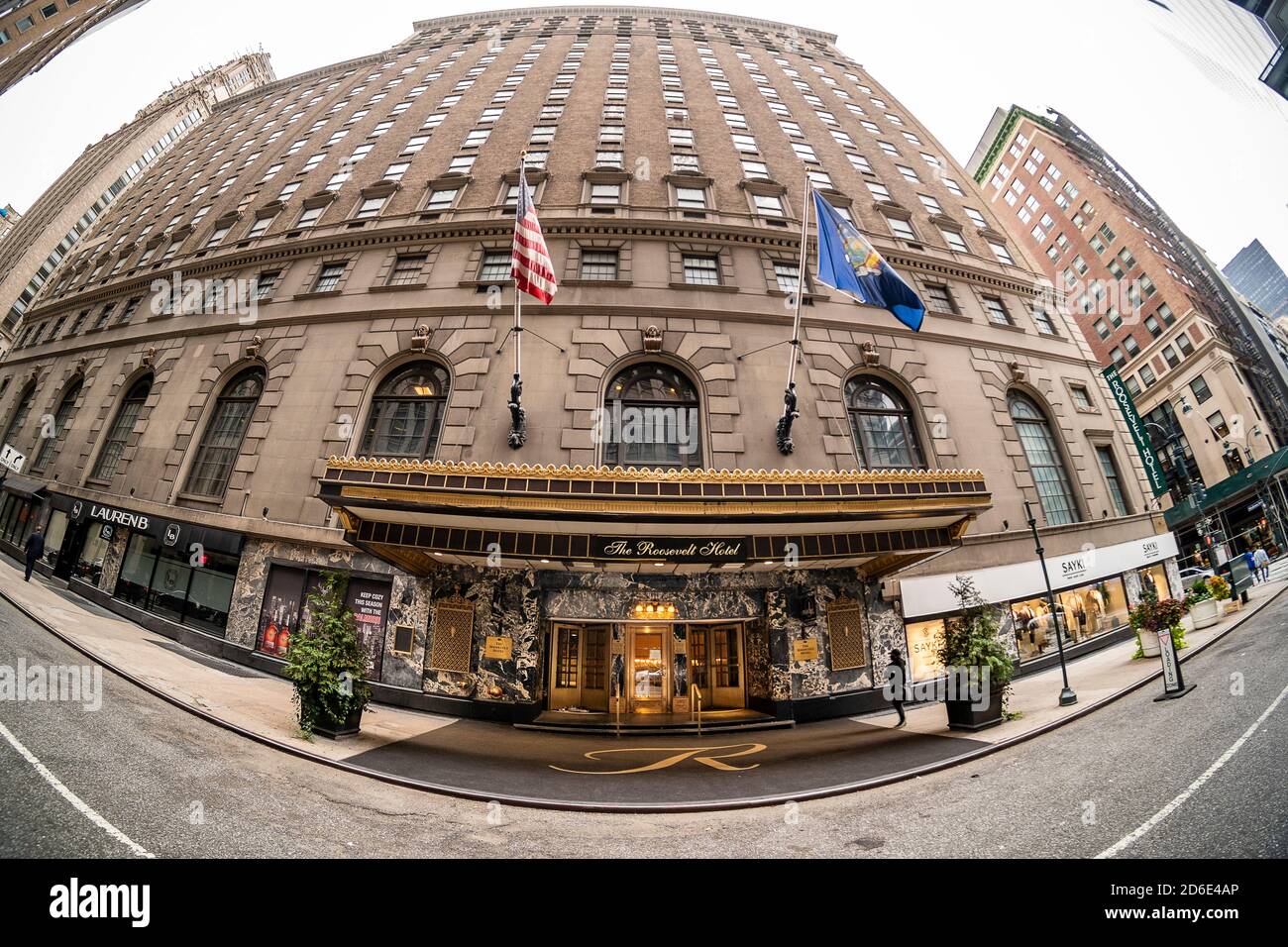 Le Roosevelt Hotel à Midtown Manhattan à New York le dimanche 11 octobre 2020. Cet hôtel de 96 ans a annoncé sa fermeture à la fin du mois d'octobre en raison de l'impact de la pandémie COVID-19. Cet hôtel, qui appartient à Pakistan International Airlines, a connu une chute phénoménale des réservations, ainsi que le reste de l’industrie hôtelière de la ville. (© Richard B. Levine) Banque D'Images