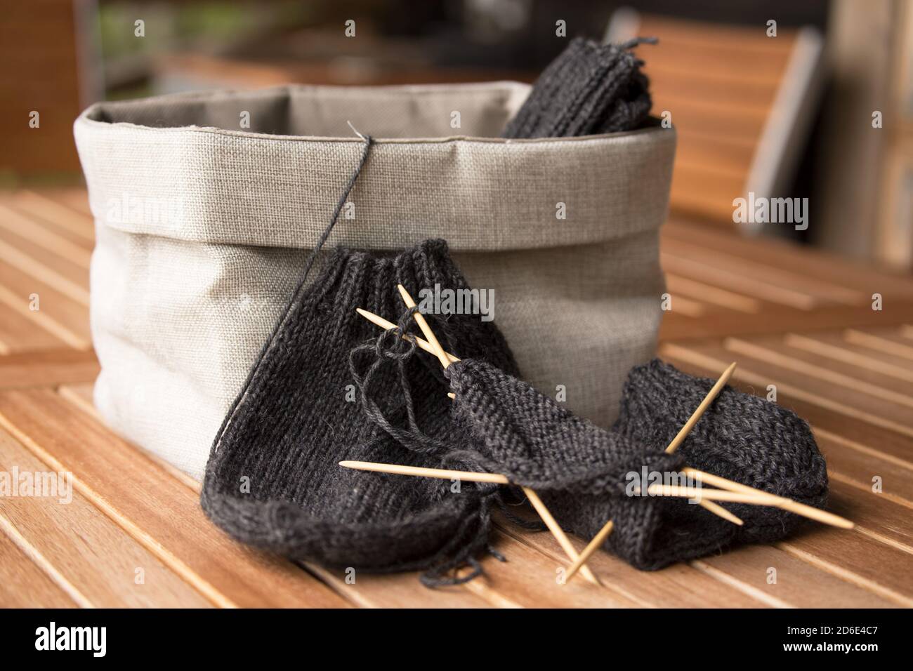 Chaussettes à tricoter avec aiguilles à tricoter en bois en cours Banque D'Images