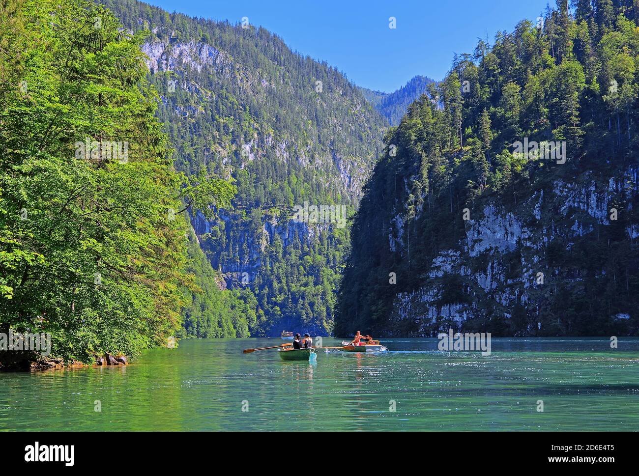 Bateaux à rames sur le Koenigssee, Schönau am Koenigssee, Parc national de Berchtesgaden, Berchtesgadener Land, haute-Bavière, Bavière, Allemagne Banque D'Images