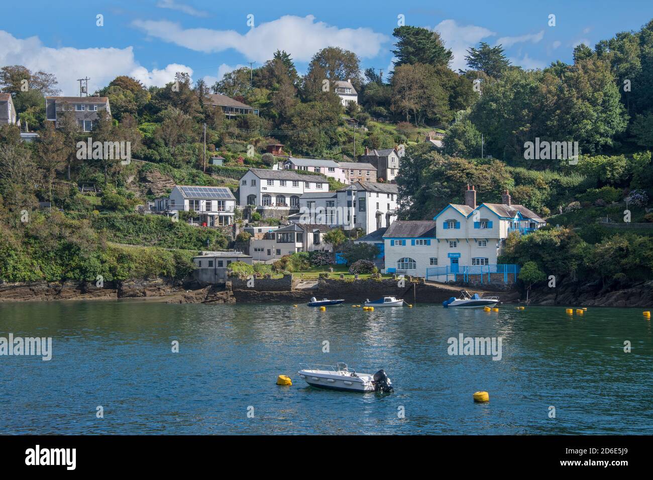Riverside maisons et auberge sur Fowey River Cornwall Angleterre Banque D'Images