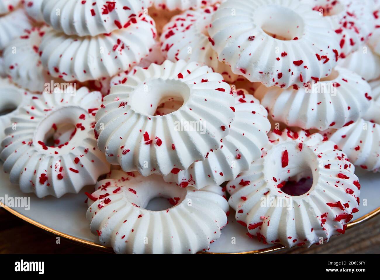 Fond de gâteaux de meringue blancs avec des miettes rouges Banque D'Images