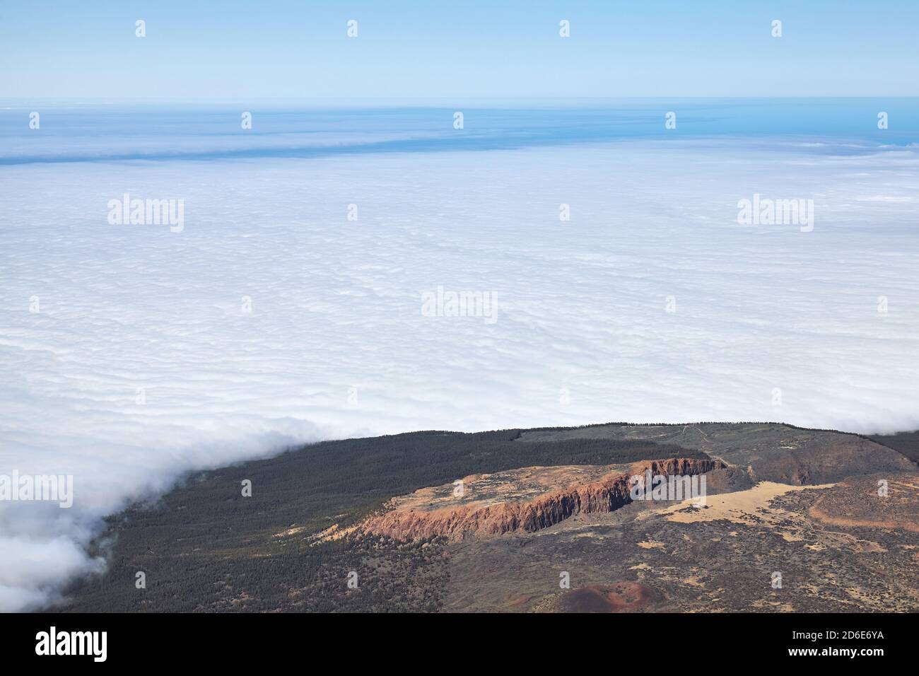 Vue depuis le volcan Teide avec des nuages au-dessus de l'océan, Tenerife, Espagne. Banque D'Images Vue depuis le volcan Teide avec des nuages au-dessus de l'océan, Tenerife, Espagne. Banque D'Images
