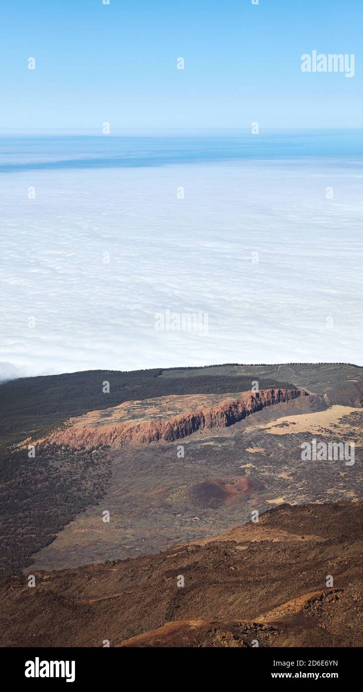 Vue depuis le volcan Teide avec des nuages au-dessus de l'océan, Tenerife, Espagne. Banque D'Images