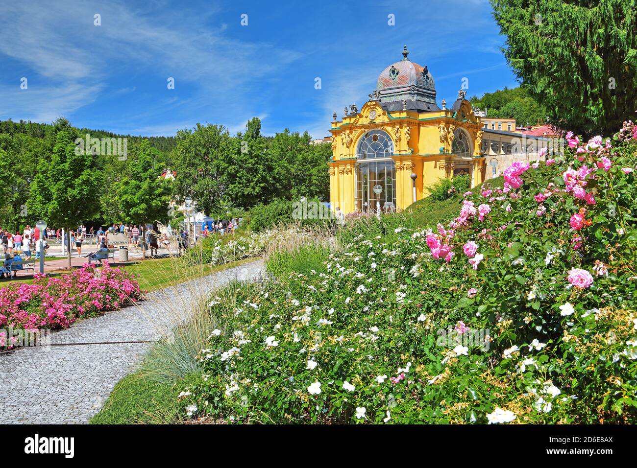 Les fleurs bordent le spa avec colonnade, Marienbad, triangle spa, Bohême, République Tchèque Banque D'Images