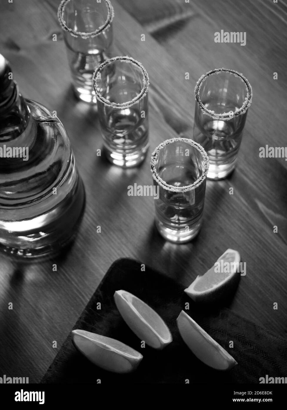 Tequila shots avec tranches de lime Banque D'Images
